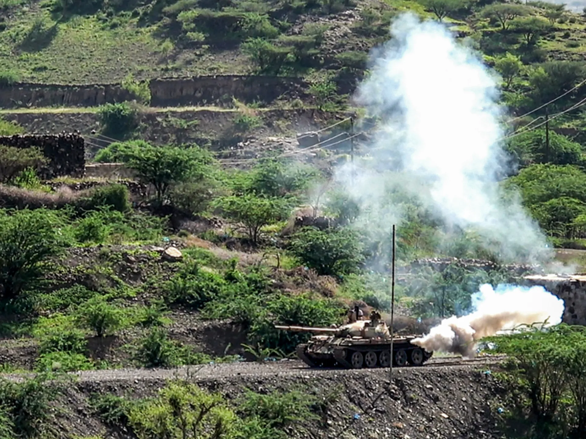 ABD doğrudan rolü dışlarken Yemen güçleri Husileri ve Suudi üssünü hedef aldı