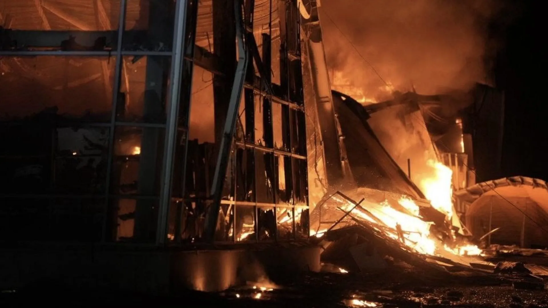Rus saldırısının ardından Zaporijya'da alışveriş merkezini yangın yuttu