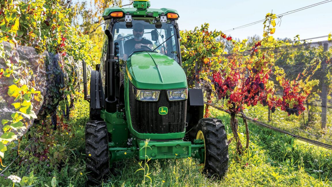 John Deere'nin kendi kendine onarım servisini kullanarak bir traktör tamir ettim. Çiftçiler ikna olmuş değil.