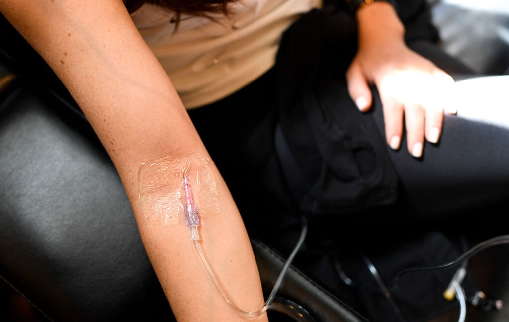 Sağlık kliniklerinin şüpheli IV damlaları düzinelerce insanı zehirledi, CDC ve FDA uyardı
