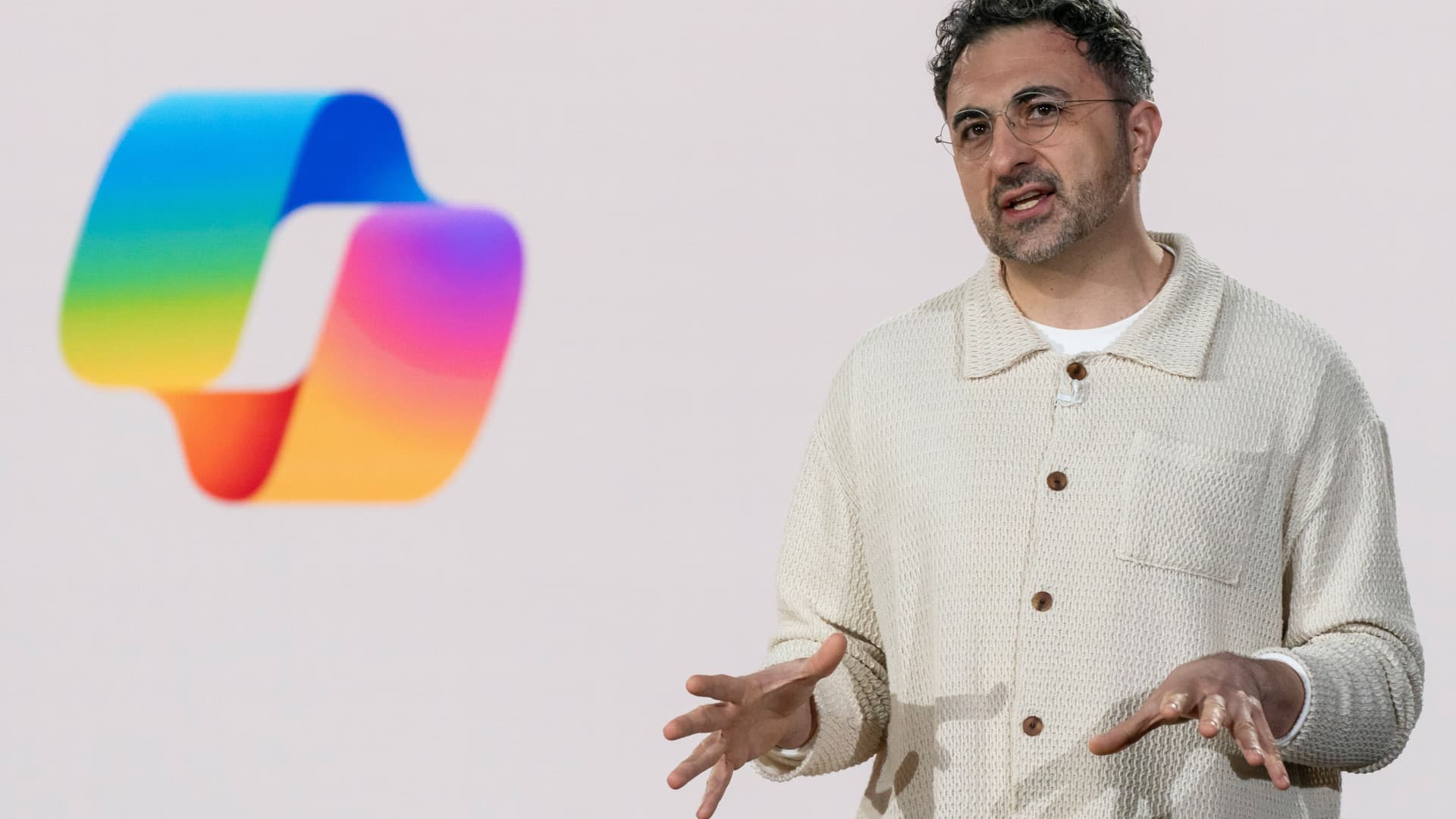 Sektör yapay zeka yarışını yavaşlatırken Microsoft gelecekteki yapay zeka modelleri için sınırlar belirliyor