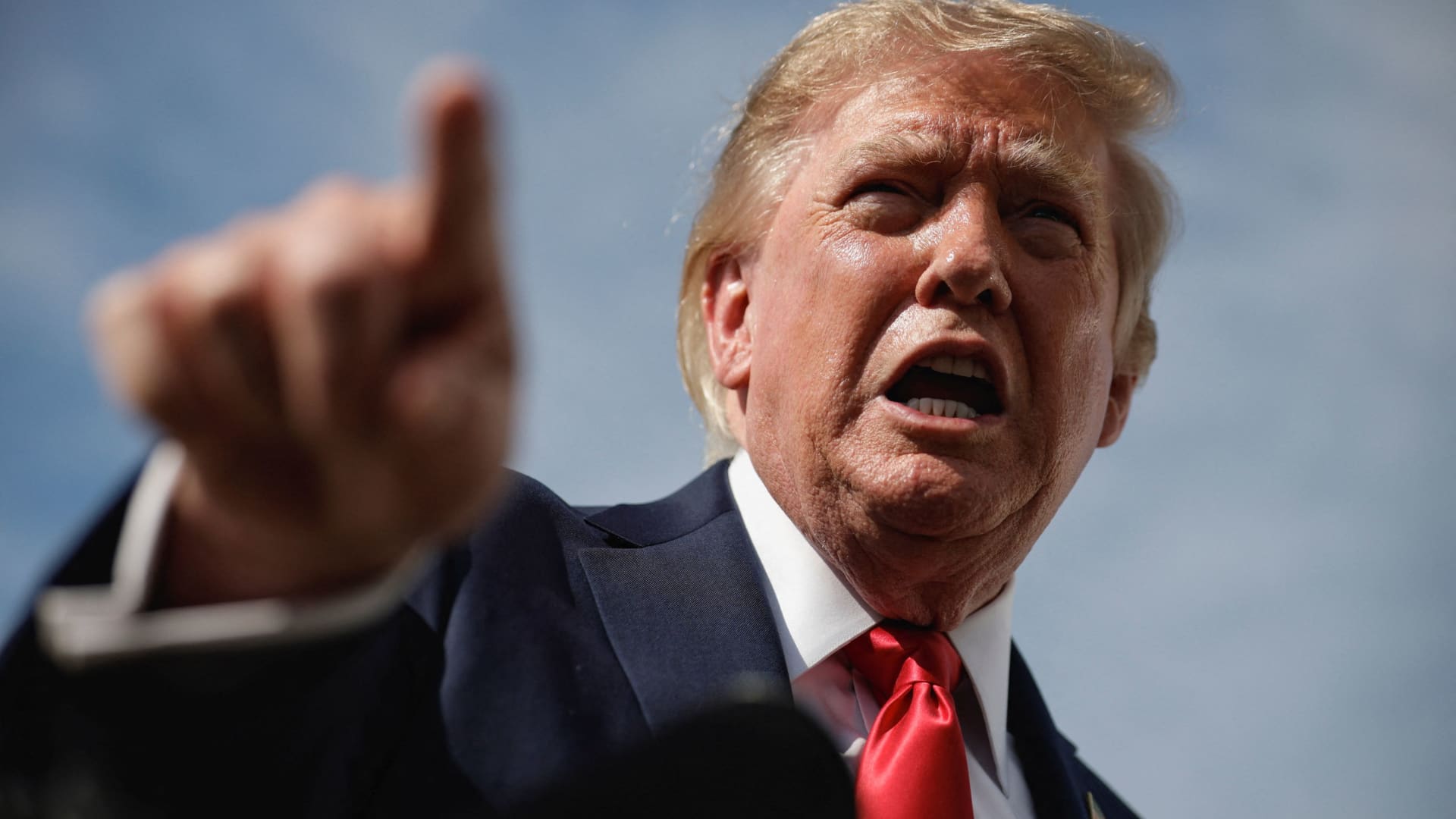 Trump, Fed'in 2023'ten bu yana ilk faiz artırımının ardından faiz oranının yüzde 1 veya daha altına düşürülmesini talep etti