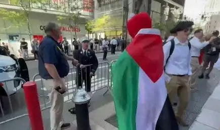 11 Eylül'ün yıl dönümünde Ground Zero yakınında Elmo kostümlü Filistin yanlısı eylemciyle tartışan itfaiyeci kameraya yansıdı