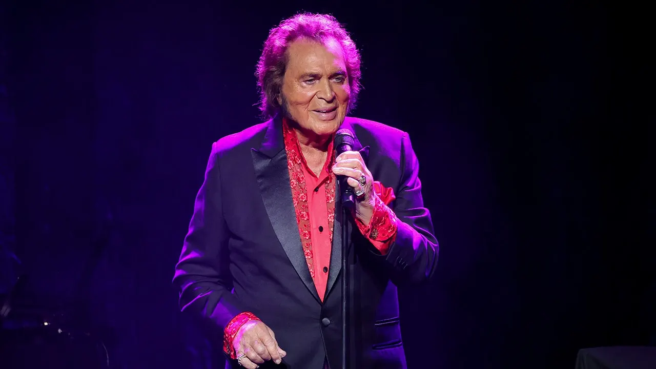Engelbert Humperdinck, İngiliz Ordusu'ndaki hizmeti sırasında çözülen bir ayakkabı bağcığının hayatını nasıl kurtardığını açıkladı