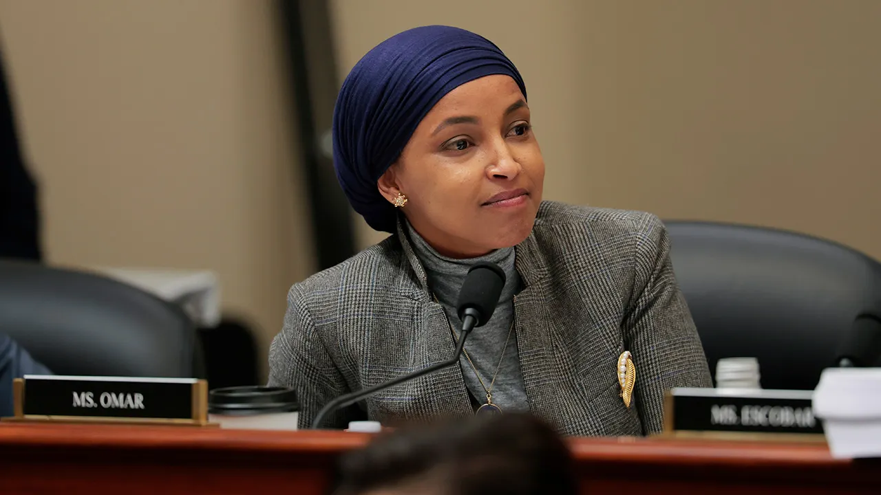 İZLEYİN: İlhan Omar, oğlunun suçlu ev arkadaşıyla paylaştığı eve yapılan polis baskını hakkında konuşmayı reddetti