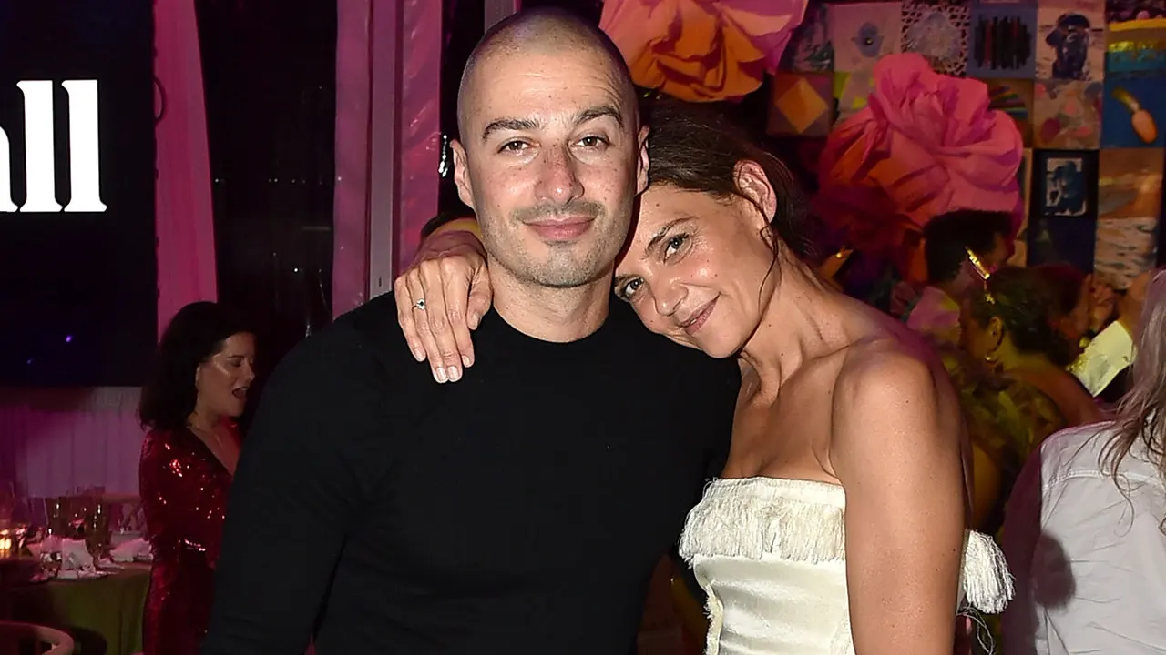 Katie Holmes, Como Gölü tatilinde sevgilisiyle romantik anlar yaşarken bikiniyle görüntülendi