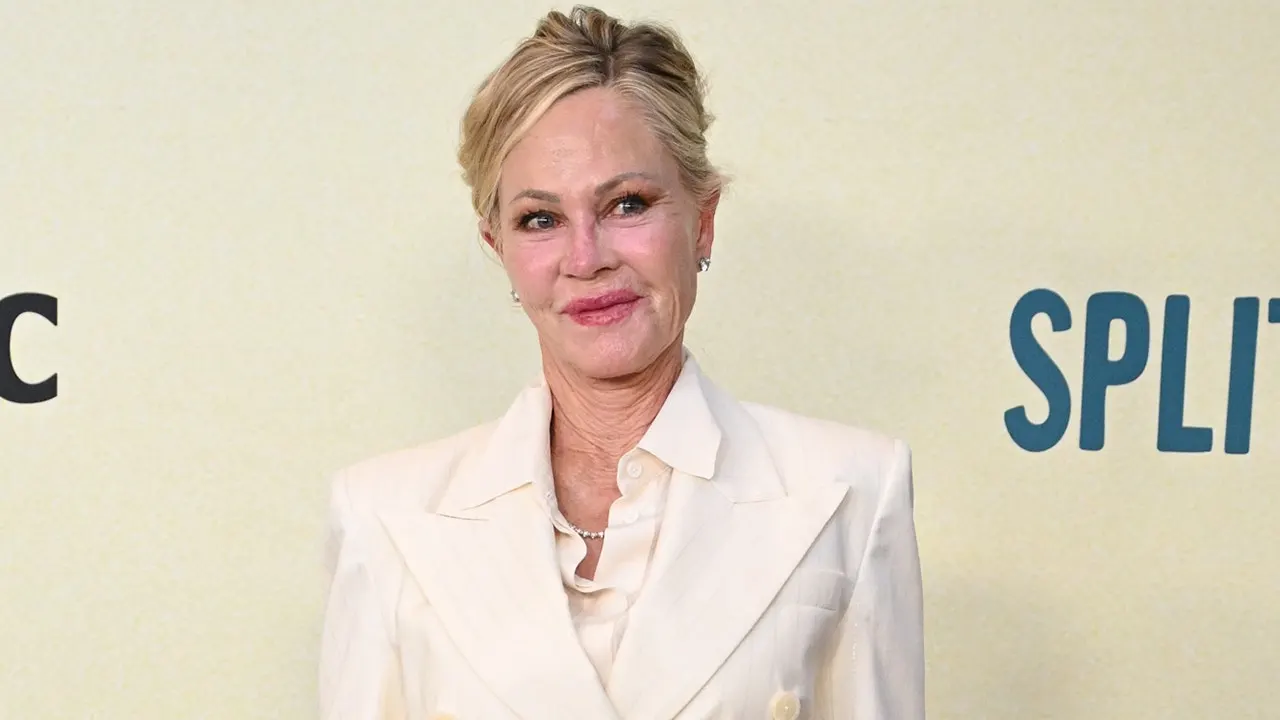 Melanie Griffith sağlıklı yaşam kampındaki siyah mayolu pozlarıyla büyüledi: 'Şifa ve yenilenme'