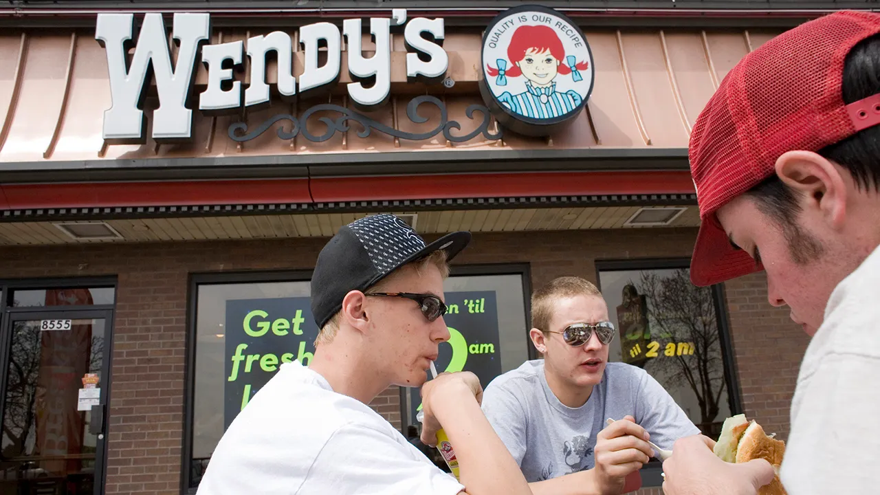 Wendy's'in devasa 9 köfteli burgeri, müşterilere 9 dakikada bitirme meydan okumasıyla geri döndü