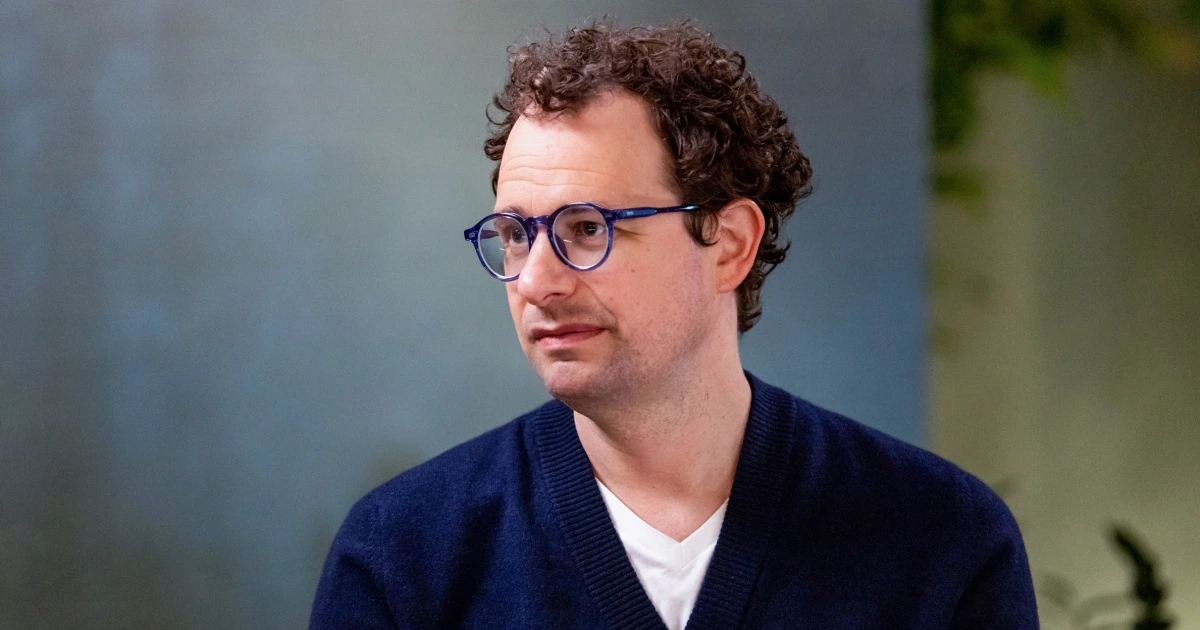 Anthropic CEO'su, artan güvenlik uyarıları eşliğinde yapay zeka yarışının yavaşlatılması çağrısında bulundu