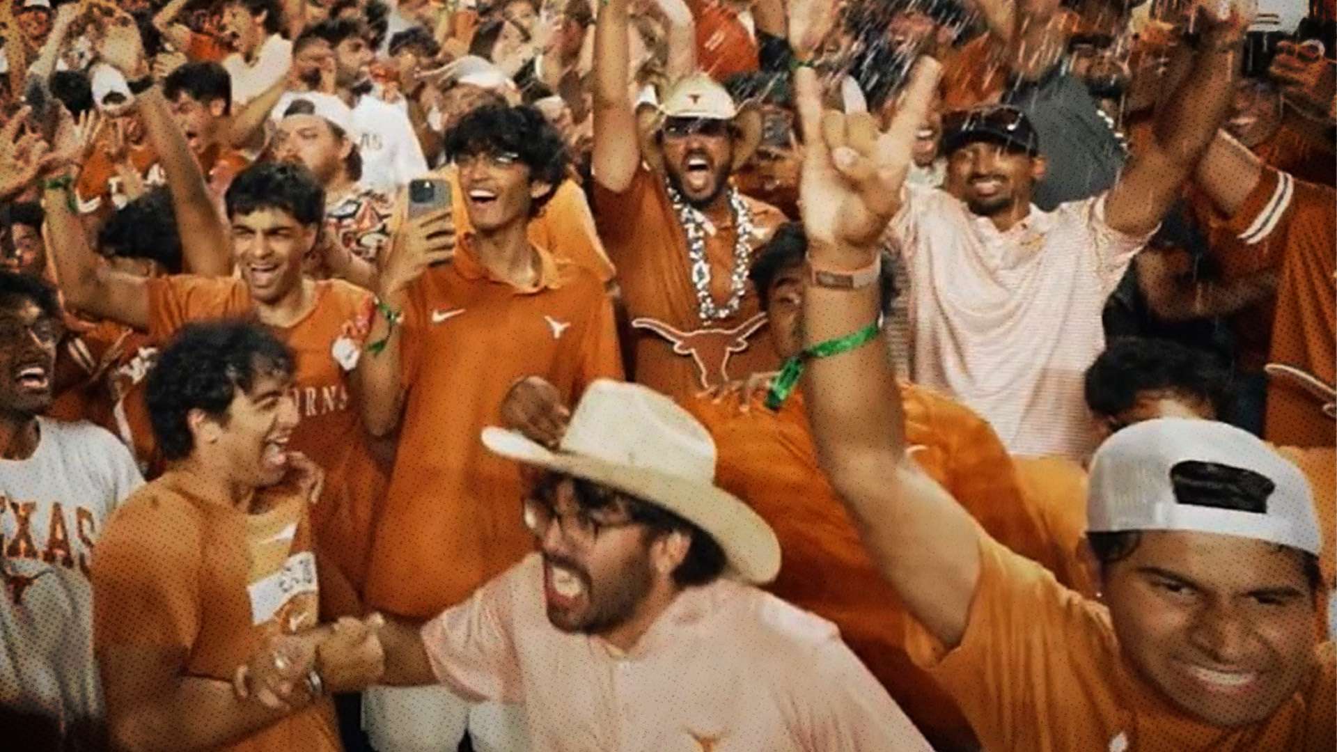 UT-Austin öğrencileri maç galibiyetini kutluyor
