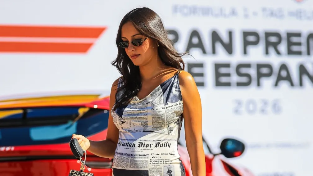 Alexandra Leclerc, İspanya Grand Prix'sinde Gazete Baskılı Elbisesiyle Dikkat Çekti