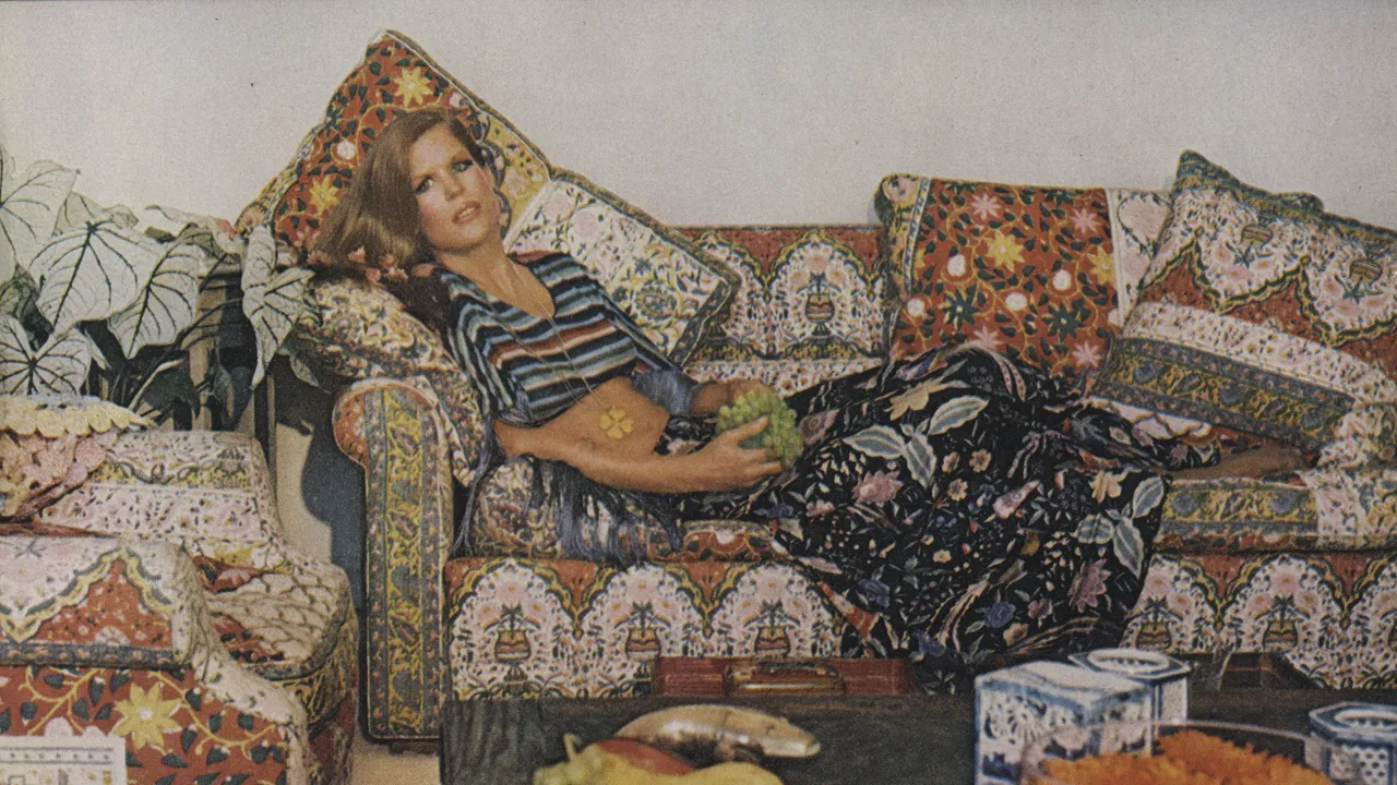 Anna Sui'nin Rüya Gibi 2027 İlkbahar Koleksiyonuna İlham Veren 1972 Tarihli Vogue Haberini Görün
