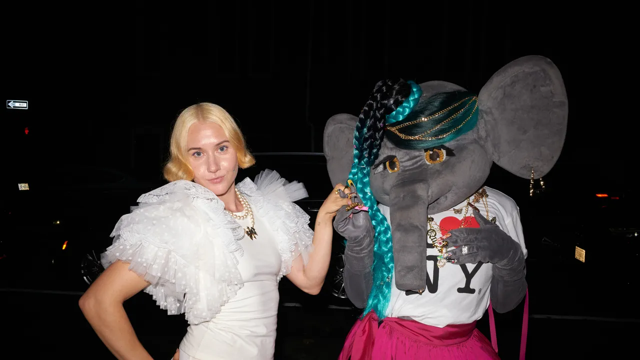 Miss Claire Sullivan, Dover Street Market New York'ta Beşinci Yılını ve Yeni Angel Tişörtünü Kutladı