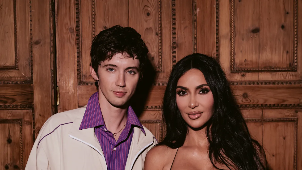 Kim Kardashian Londra'daki Skims mağazasında