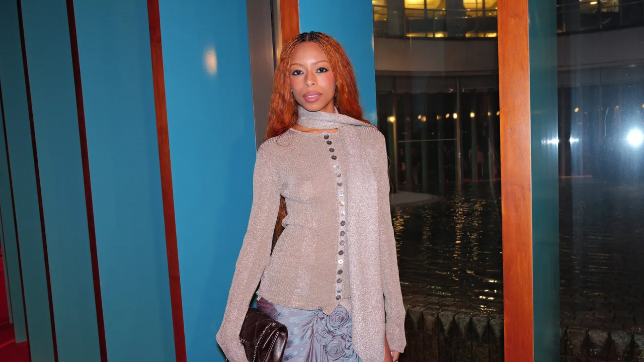 Ravyn Lenae, Tory Burch Defilesinde Kalp Atışını Kontrol Altında Tutmaya Çalıştı